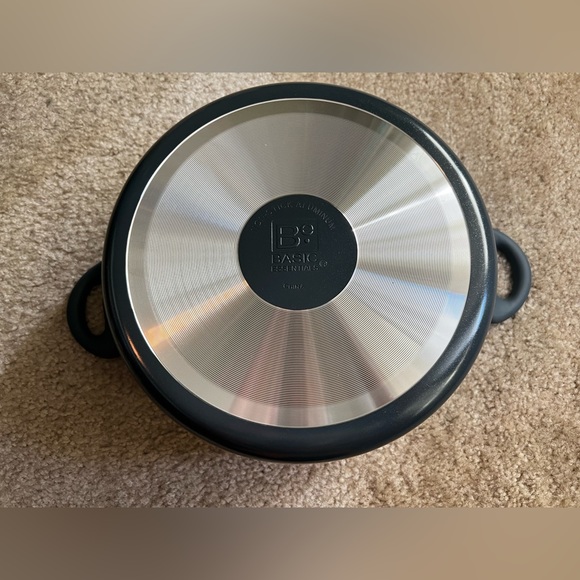 Basic Essentials | Non-Stick Aluminum | 5-qt. covered Dutch oven - Picture 3 of 5